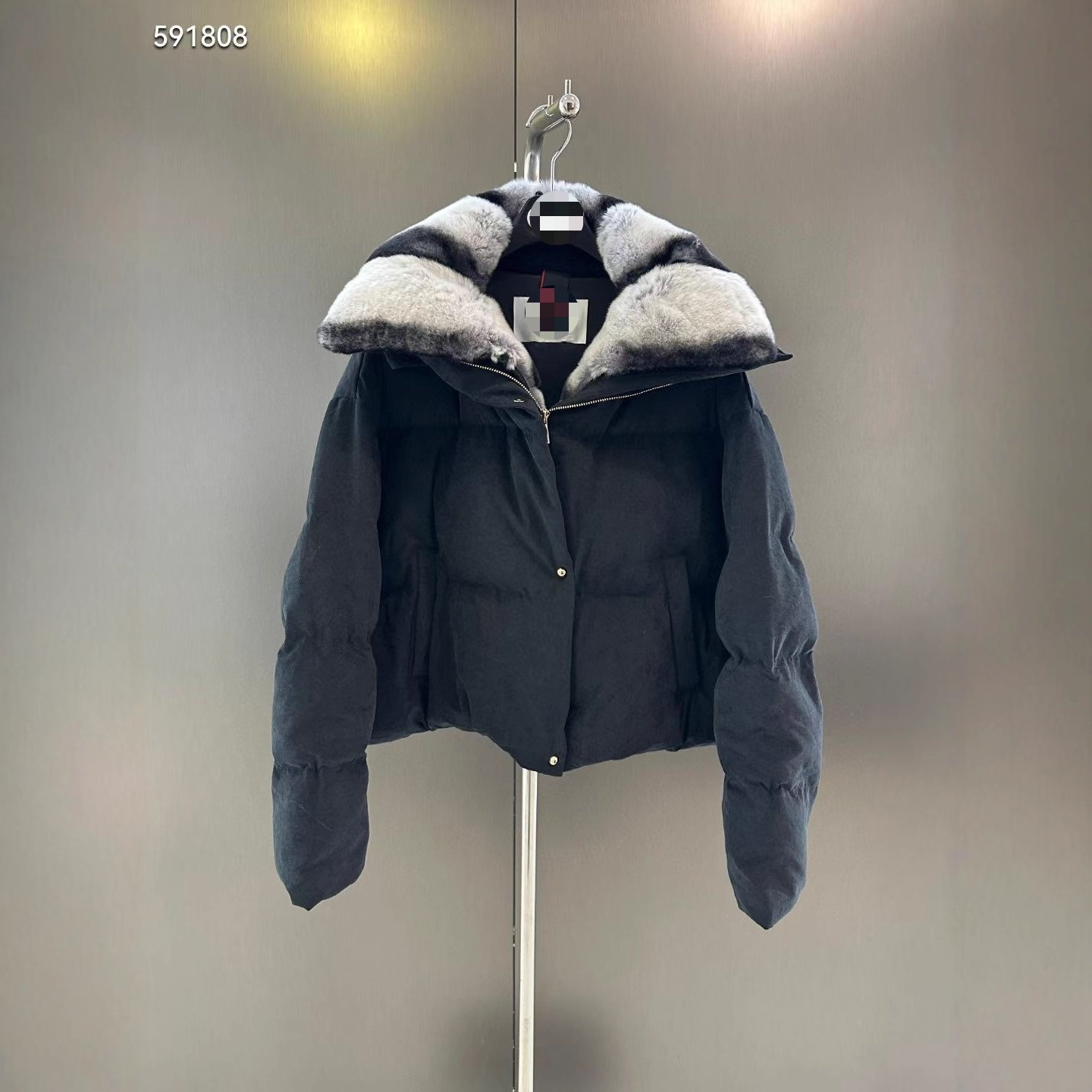 2025秋冬新款 帅气时髦 轻盈时尚 龙猫色濑兔毛领拼接鹅绒服