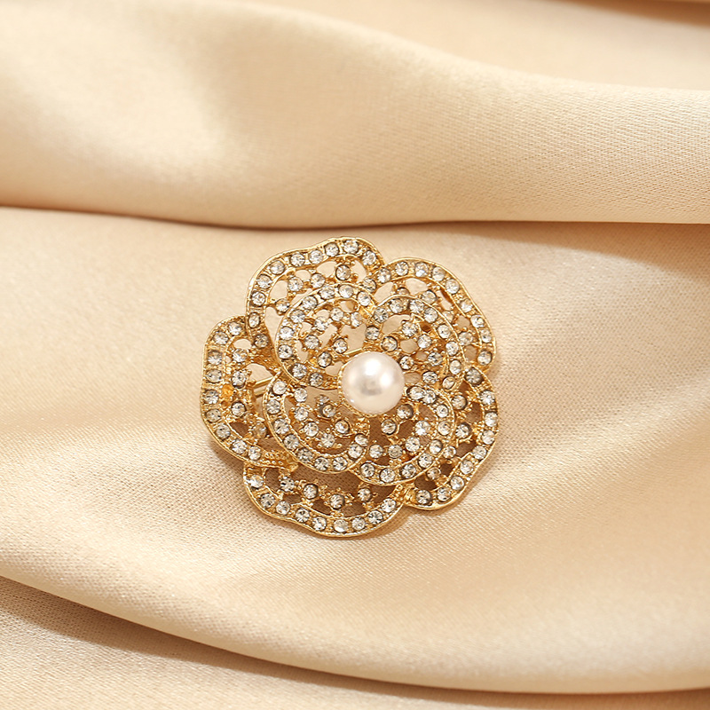 Elegant Pearl And Rhinestone Flower Brooch For Women Clothing_voghion.com