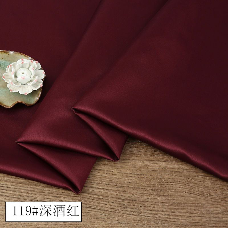 現物は高級なサテン生地のチャイナドレスを提供しています。|undefined