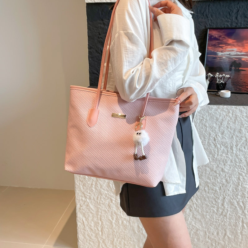Colgante rosa con cinturón