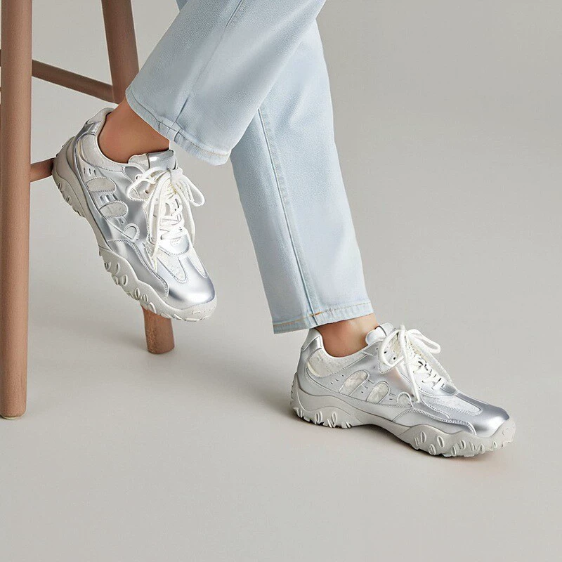 [В том же стиле знаменитостей] Новинка 2025 года, уродливые милые тренировочные туфли в балетном стиле с внутренним увеличением, женские повседневные спортивные туфли из натуральной кожи большого размера