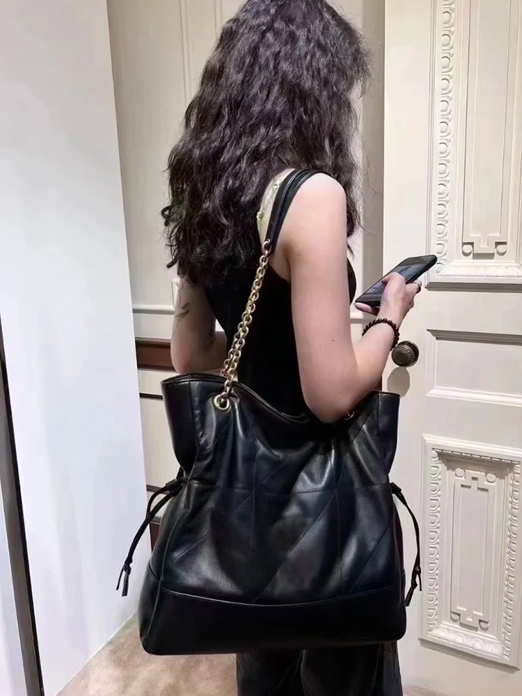 Influenceur de Instagram cu același temperament, geantă de umăr din piele moale cu lanț cu diamante, mărimea mare, pentru timpul liber, pentru naveta_voghion.com