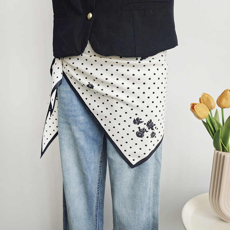 Bufanda triangular con estampado de lunares de sentido simple y avanzado, estilo literario coreano, bufanda de viaje de moda para damas, bufanda triangular delgada