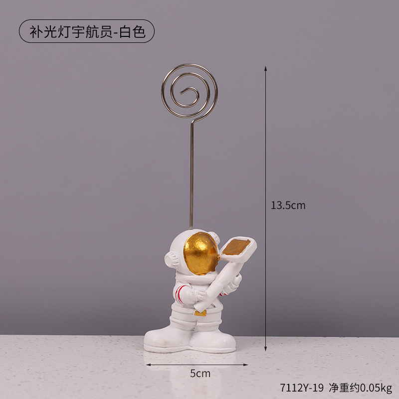 かわいい宇宙飛行士の名刺は寝室の書斎のデスクトップを挟んで写真を飾ります。|undefined
