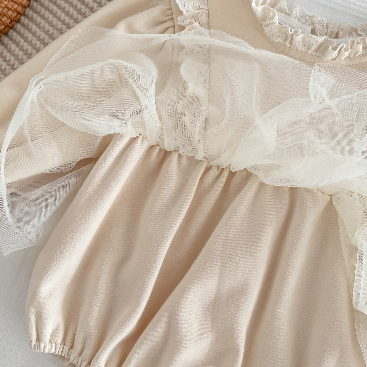 INS estilo coreano bebé otoño nuevo encaje borde mono mameluco mujer bebé estilo occidental malla princesa mameluco vestido