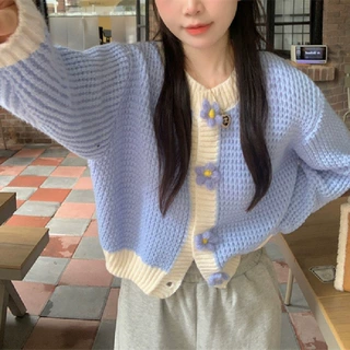 秋冬新款小清新圆领毛衣女小花纽扣撞色甜美风短款慵懒针织开衫女