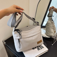 男女同タイプのバッグファッションは、シングルショルダーバッグの多層斜めショルダーバッグナイロン水洗い布の水かけ防止カジュアルバッグです。