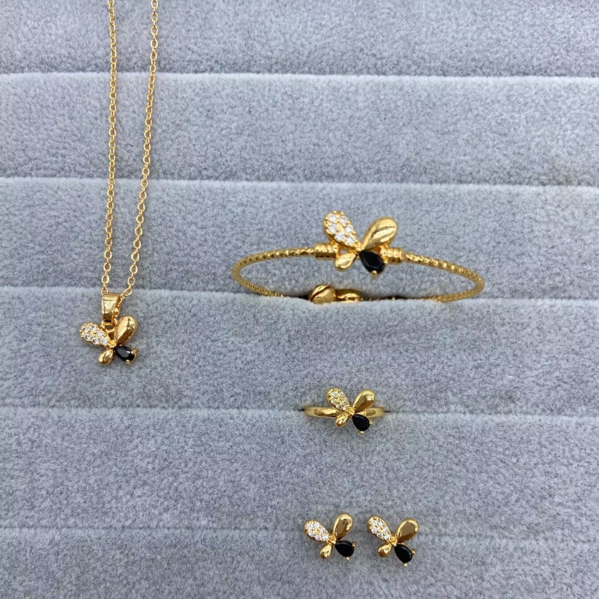 Juegos de joyería para niños transfronterizos anillos de zircon dorados de cobre aretes brazaletes collares mariposa joyería cuatro piezas al por mayor