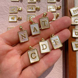 跨境欧美热卖方形贝壳26个英文字母吊坠配件铜镀金简约小众锁骨链