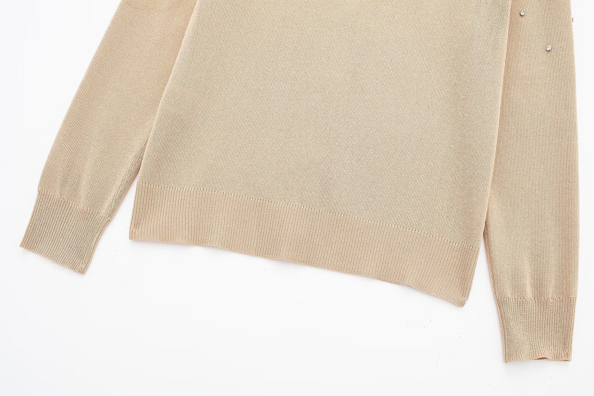 Giacca in maglia con perline e gioielli, estate 2024, da donna_voghion.com