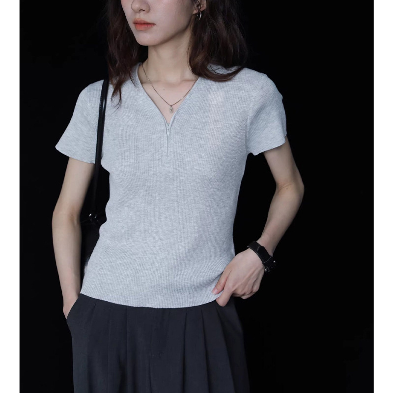 Áo thun nữ cổ chữ V tay ngắn phong cách vintage — màu xám đậm, màu xám nhạt chi tiết 5