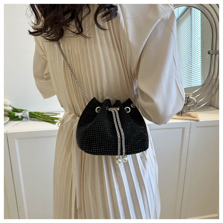 Dames tas met koordsluiting en strass steentjes met ketting_voghion.com