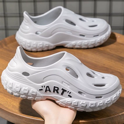 Новые стильные мужские сандалии, ультралегкие модные высококачественные летние пляжные закрытые домашние и уличные сандалии, известные в интернете сабо.