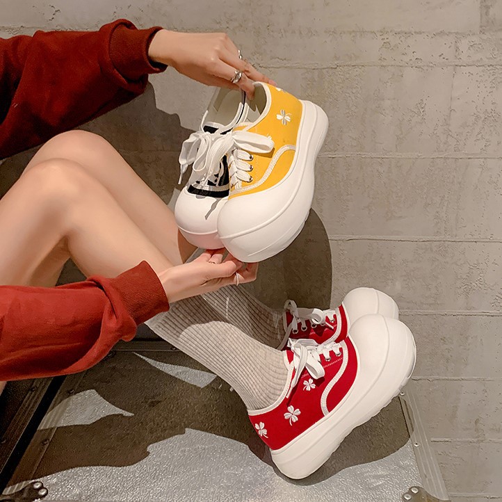 Giày sneaker nữ chunky đế dày thêu hoa mùa xuân 2026 — màu đen, màu vàng, màu đỏ