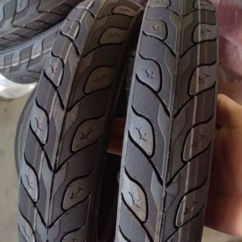 Vehículo eléctrico con neumáticos nuevos / - Vacuo neumático