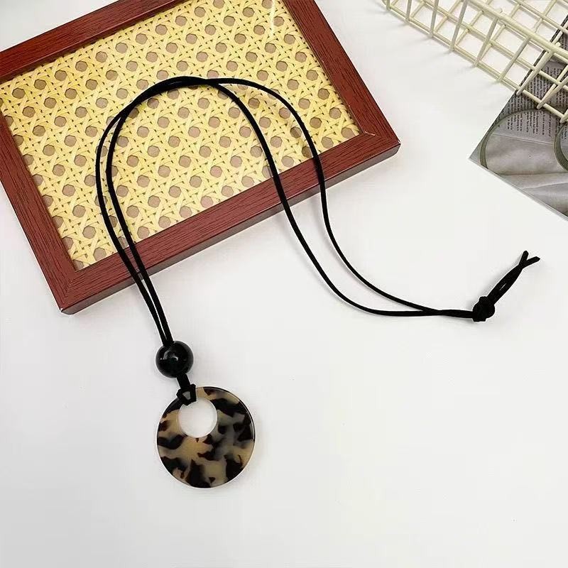 라이트 레오파드 프린트 목걸이