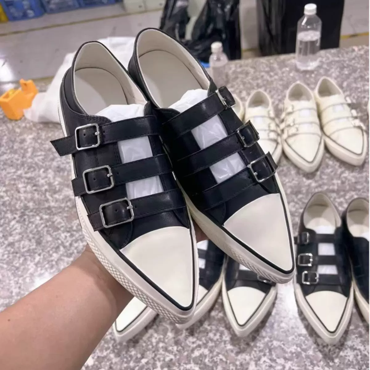 2025年春夏新款平底尖头板鞋女百搭真皮扣带两穿懒人单鞋玛丽珍鞋