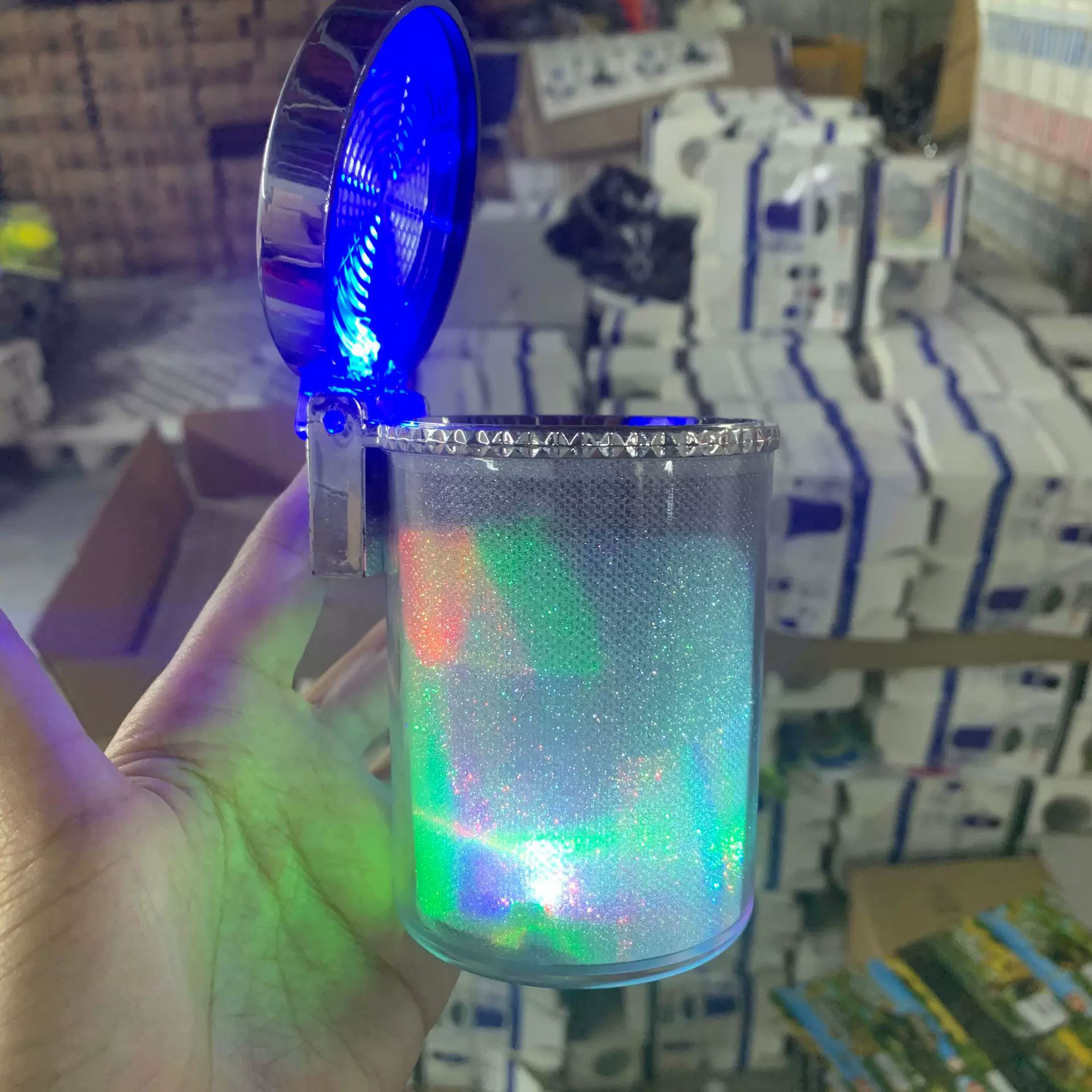 七彩烟灰缸带LED灯车用炫彩批发汽车用品烟缸出风口两用LED烟灰缸
