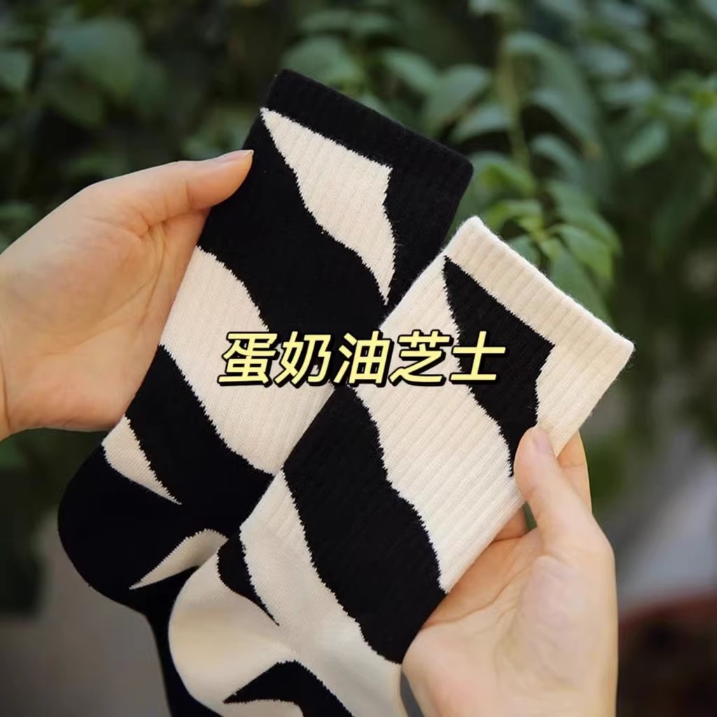 Calcetines asimétricos nicho primavera y otoño de las mujeres ins moda japonesa calle personalidad AB calcetines estudiante masculino pareja calcetines deportivos