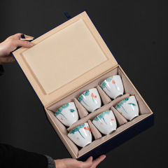 手描きのハスの茶の杯の陶磁器はお茶を飲んでお茶を飲みます。