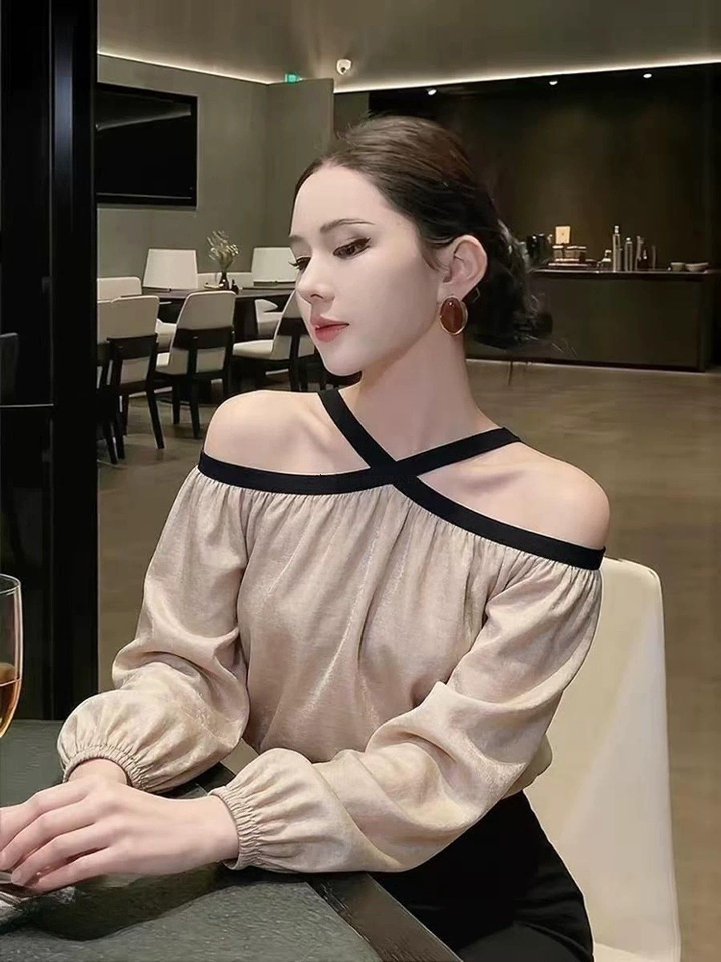 温柔风露肩撞色长袖上衣女显瘦百搭气质衬衫超好看通勤高级2026秋