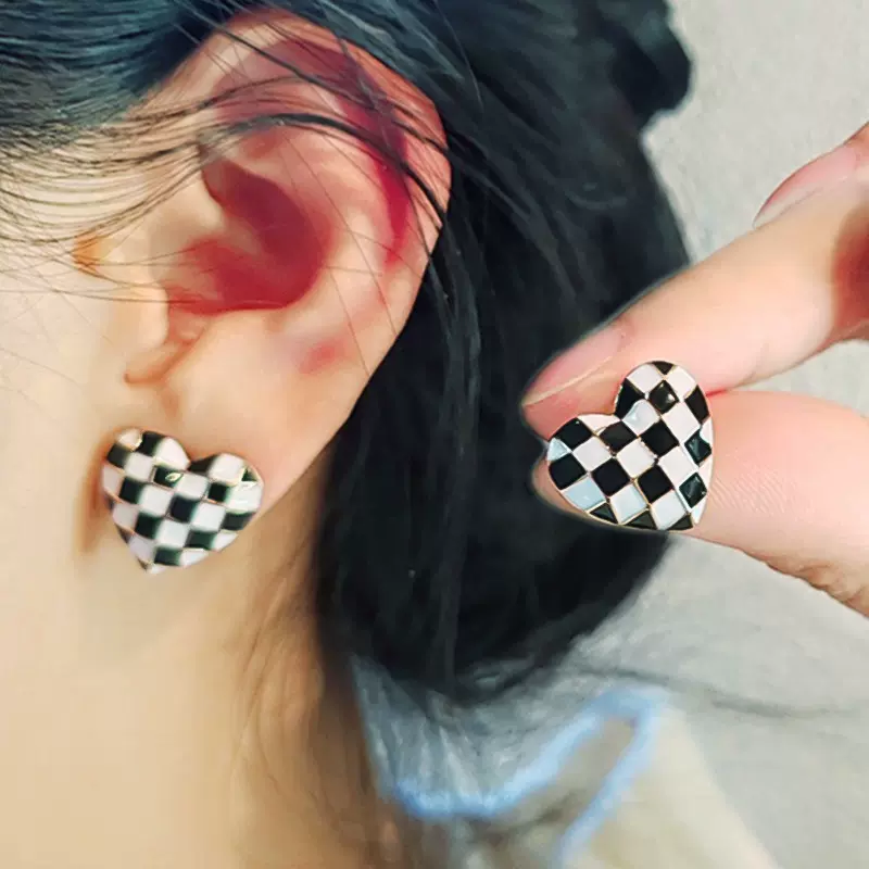 跨境专供925银针爱心耳钉女小众高级感耳饰现货批发镶嵌棋盘格