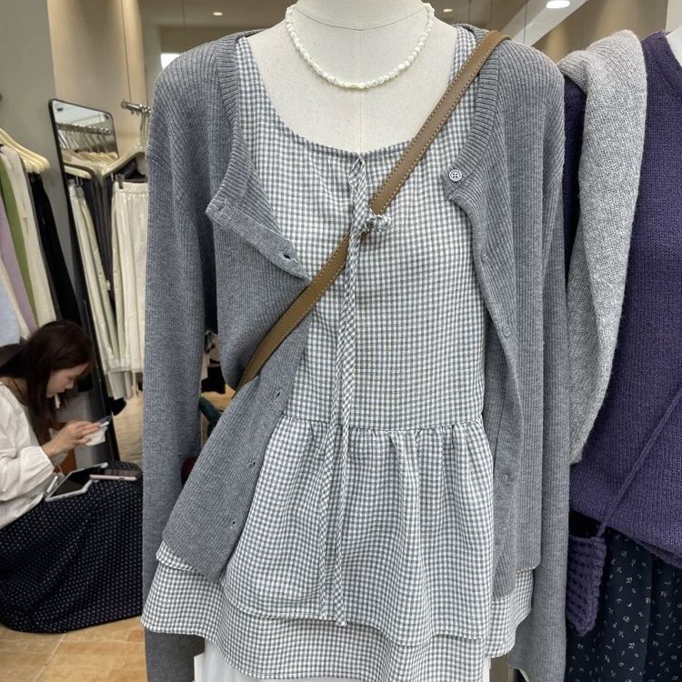 Qadın zolaqlı iki hissəli trikotaj jaket və üst dəsti