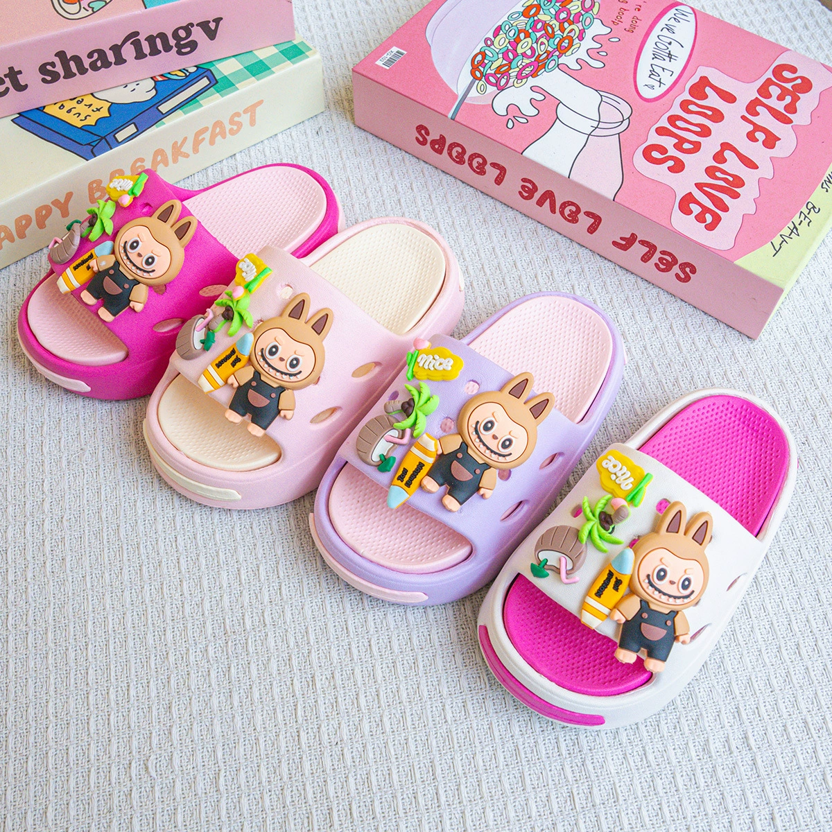 Новые детские тапочки 2025 года, летние, для девочек, милые, с мультяшным принтом, мягкая подошва, нескользящие, домашние, маленькие принцессы.