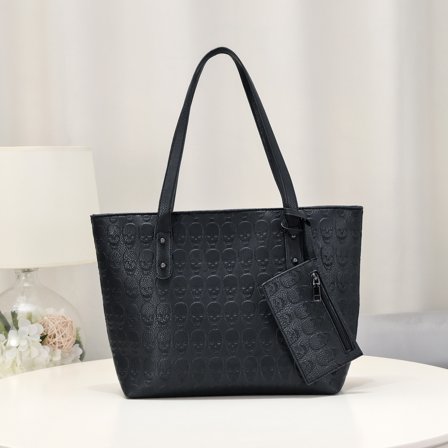 Women's Large Pu Leather Solid Color Vintage Style Classic Style Square Zipper Tote Bag display picture 1