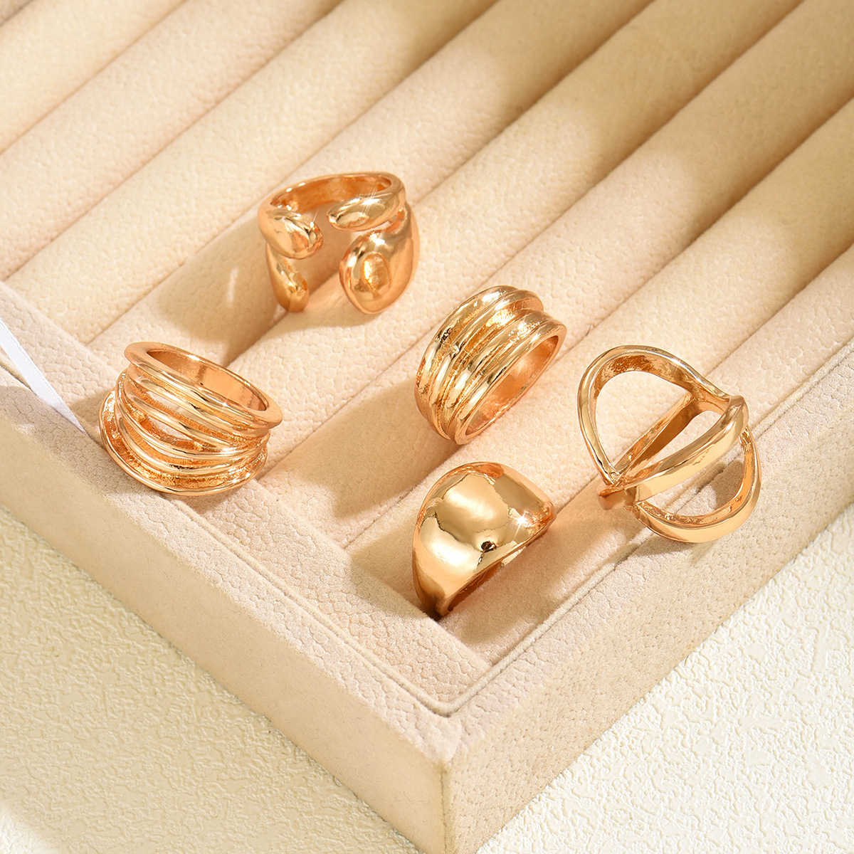 Stapelbarer, schlichter Ring mit kleinem Zirkonia im minimalistischen europäischen Stil. Perfekt für Beruf, Alltag und Freizeit. Hypoallergen und anlaufgeschützt._voghion.com