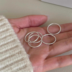 素輪の細い指輪の女性はとてもシンプルで、デザイン感があります。