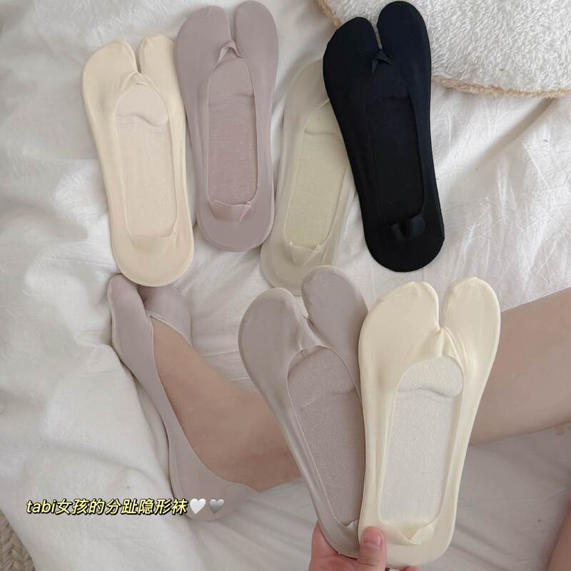 Simple Solid Color Women's Split-Toe Boat Socks, Breathable Sponge Sole, Low-Cut Invisible Socks, Lightweight Seamless Two-Toe Socks for Summer Simple Solid Color Women's Split-Toe Boat Socks, Breathable Sponge Sole, Low-Cut Invisible Socks, Lightweight Seamless Two-Toe Socks for Summer