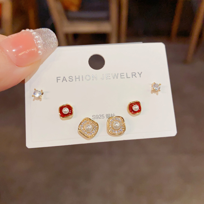 S925 aguja de plata micro incrustaciones de circón pendientes cortos pendientes de pelo corto japonés y coreano elegante todo-fósforo simple conjunto de tres piezas pendientes para las mujeres