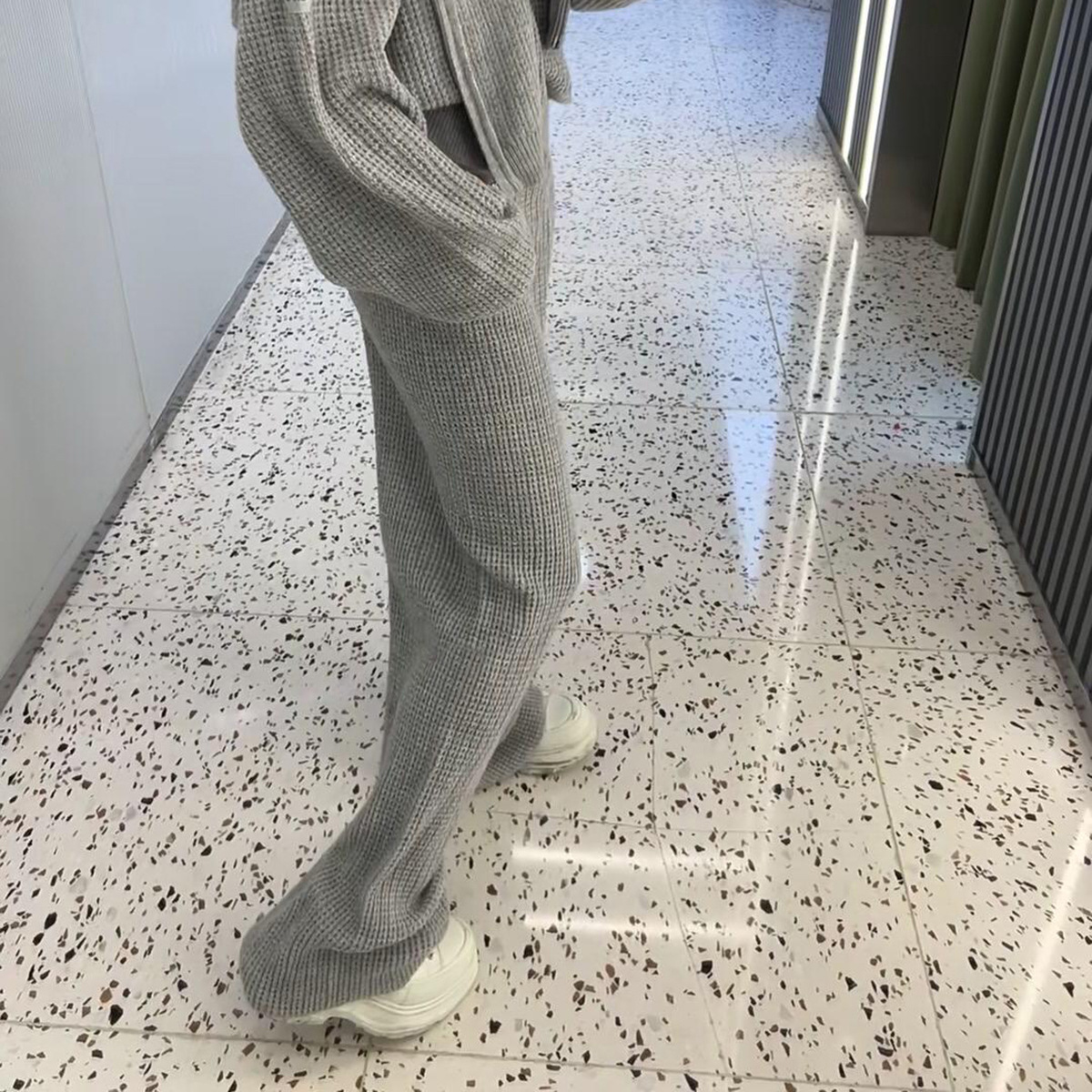 회색 바지