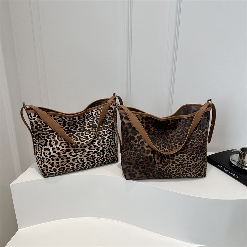 Este año, la popularidad de la impresión de leopardo de gran capacidad de la bolsa de viaje 2025, la nueva moda de empalme bolso de hombro bolso de mujer
