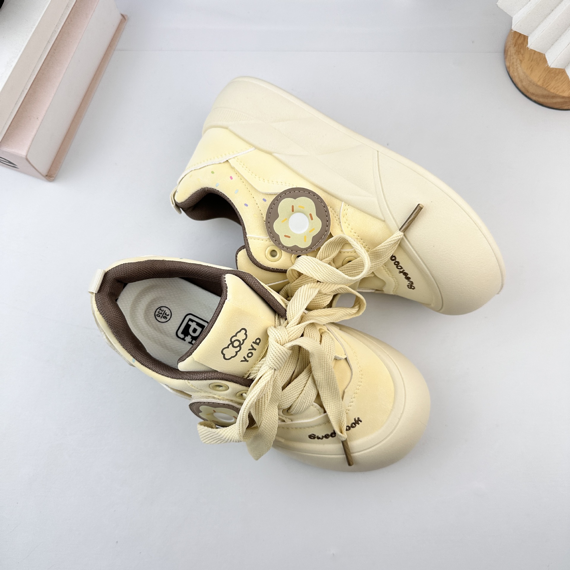 Zapatos blancos de fondo grueso para mujeres 2025 nuevos zapatos de skate coreanos que coinciden con zapatos de nicho casuales zapatos de pan