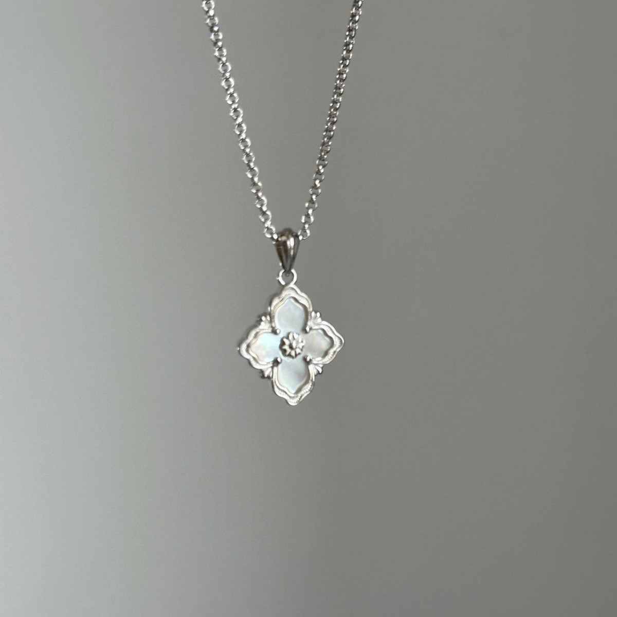 Collana con ciondolo a quadrifoglio in madreperla bianca di alta qualità, in stile palazzo, in argento puro, leggera e lussuosa_voghion.com