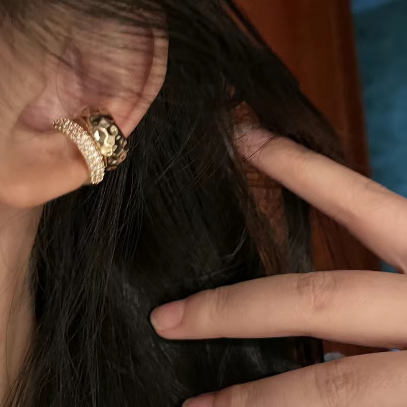 Squisiti orecchini a clip minimalisti da uomo per orecchie non forate. Perfetti per l'uso quotidiano e per gli spostamenti. Ipoallergenici, resistenti all'ossidazione e durevoli, Gent_voghion.com