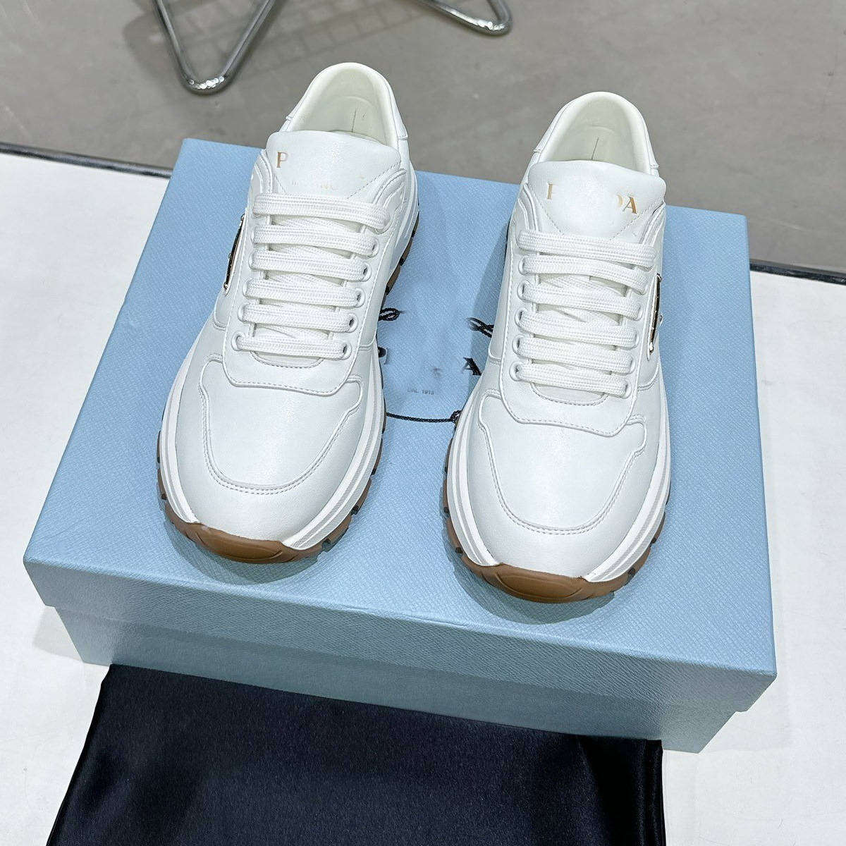 Zapatos deportivos casuales de color pequeño zapato blanco alto zapato de baloncesto zapatos de carrera con suela gruesa diente botas cortas zapatos planos con suela gruesa