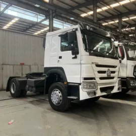牵引车;货车;装载机械