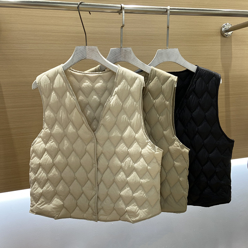 Short Light Down Vest Women's 2024 Autumn and Winter New Fashion Coat with V-Neck 90 Down Duck Down Coat Women