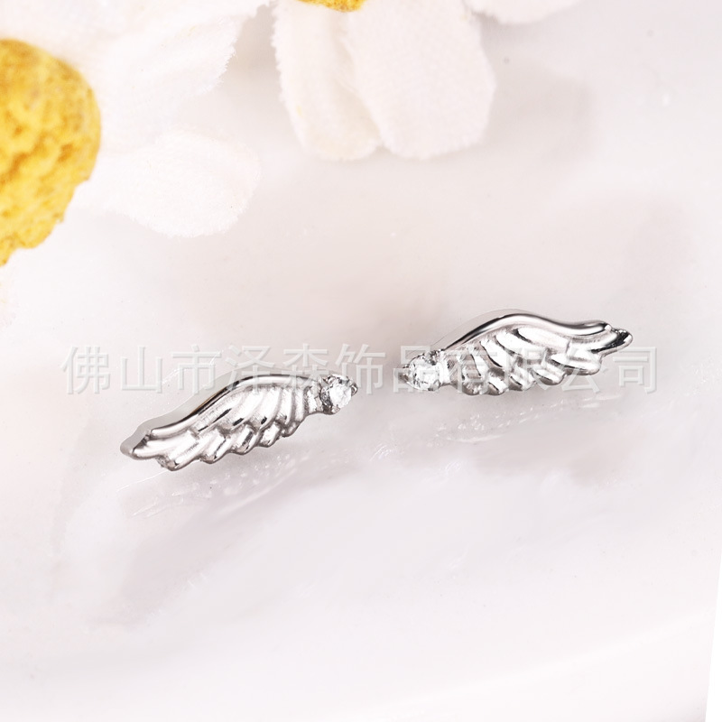 Pointed labret stud close-up product detail
