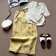 夏の服とセットで今年の流行ファッションの綺麗な雰囲気のニット半袖の上着の半身のスカートの2つのセットがあります。