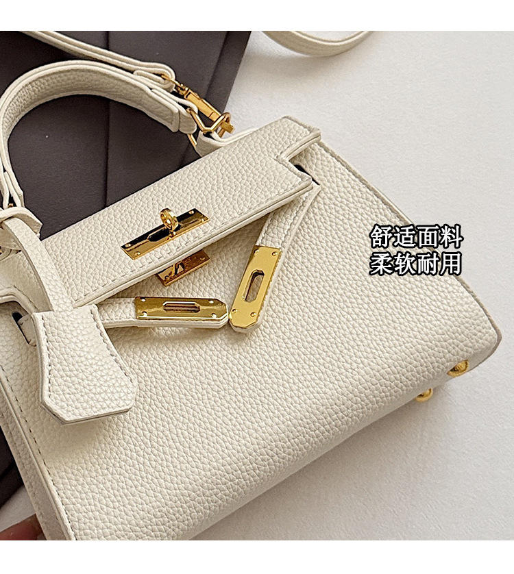 This year, a new women's casual summer single-shoulder crossbody bag with a niche design is in vogue. The hand-held small square bag is popular Application Scenario