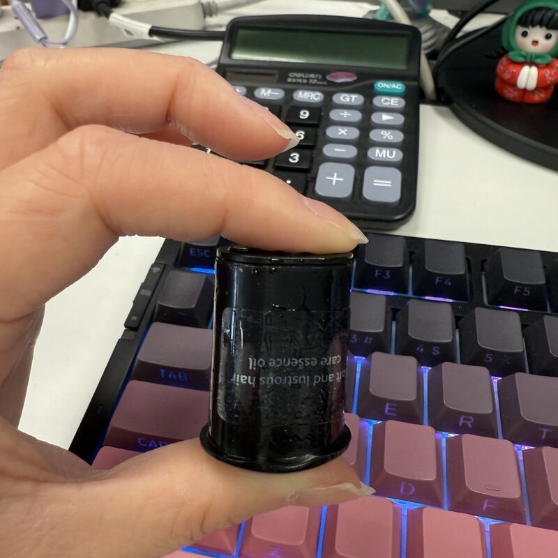小さな気泡の水性溶液の皮膚の器の精華の顔は暗い頭に行って水を修理して回復してニコチン酸アミドの原液をきれいにします。|undefined