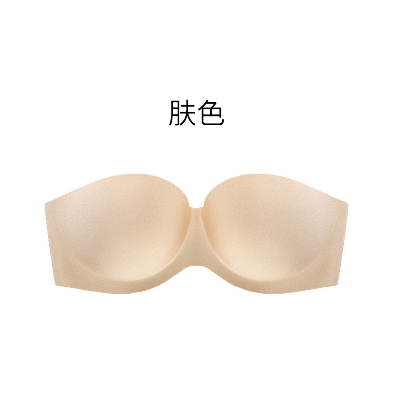 無痕下着の女性の胸が集まって大きな雲感が現れます。