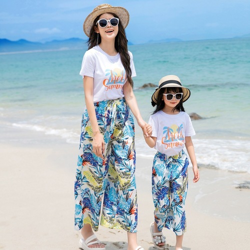  parent-child outfits, family of three and four, beach vacation, Sanya travel, foreign-style mother-child suit