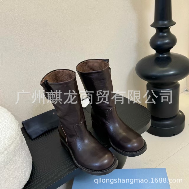 高端品质2025秋冬三角标真皮圆头复古低跟皮带扣中筒马丁靴骑士靴|undefined