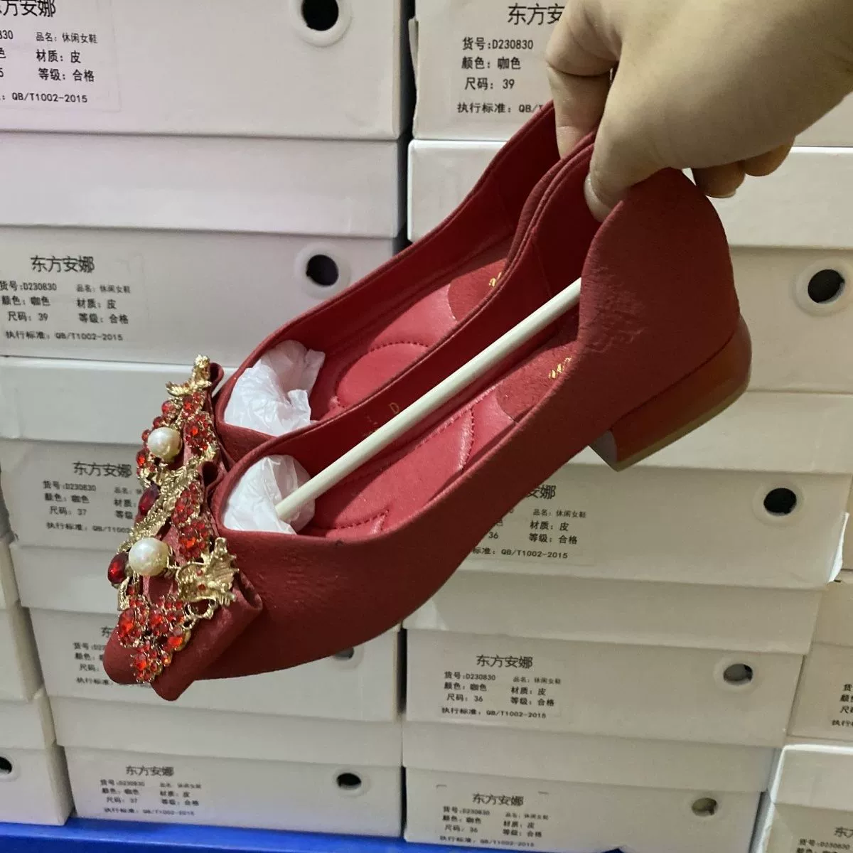 35 ярдов кожаные красные свадебные туфли новые плоские одиночные туфли резные остроконечные свадебные подружки невесты тост китайская невеста оптом