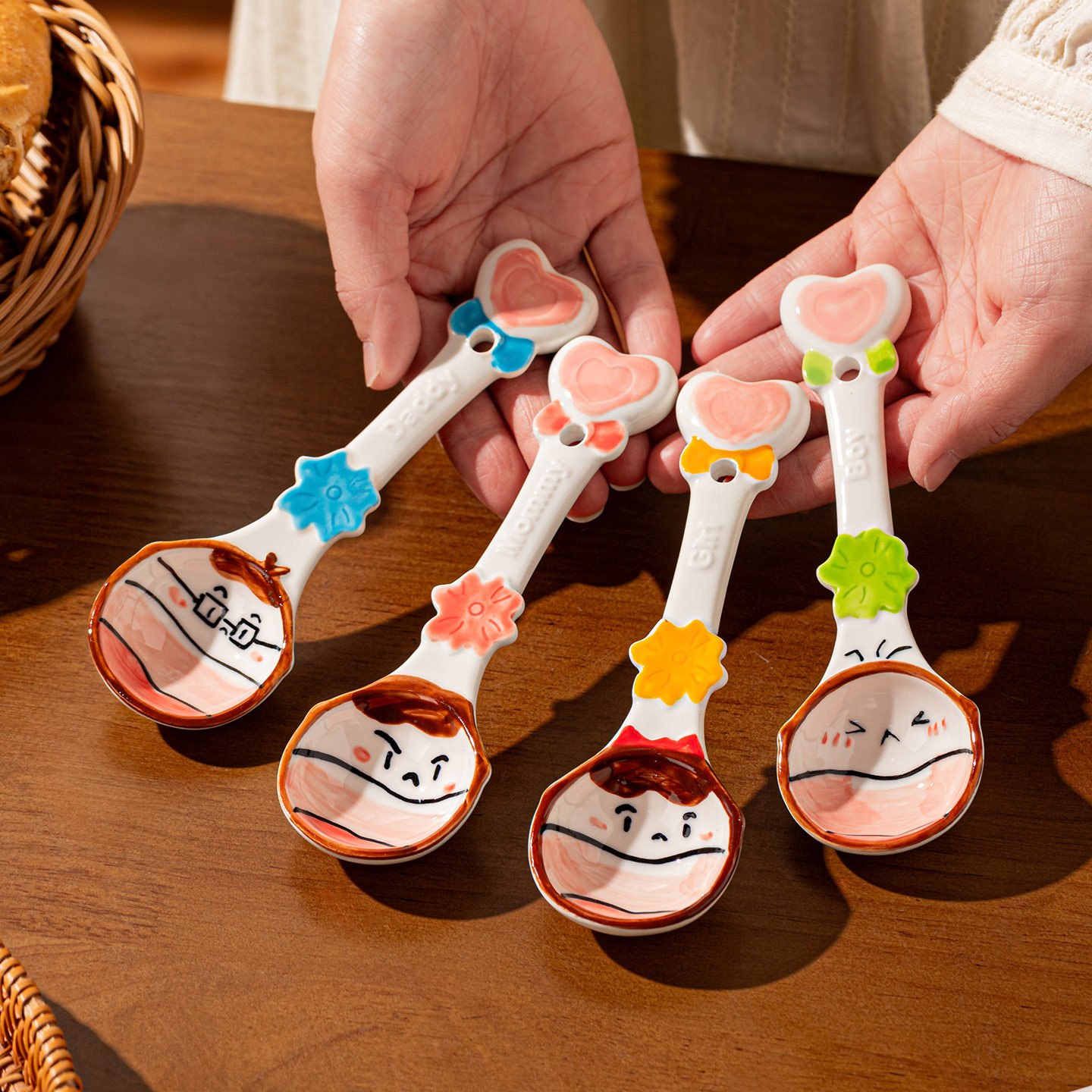 Cucharas de cerámica de cuatro cucharas esmaltadas de color especiales para niños con forma encantadora cucharas de cerámica de cuatro cucharas